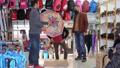 Bursa’da yağmur yağdı, şemsiye satışları arttı