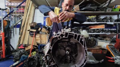 Hurdaya gidecek parçaları tamir edip, araç sahiplerini büyük masraftan kurtarıyor