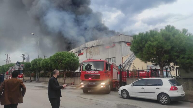 Bursa'nın Kestel ilçesinde, döşemelik kumaş imalatı yapan fabrikada çıkan yangın