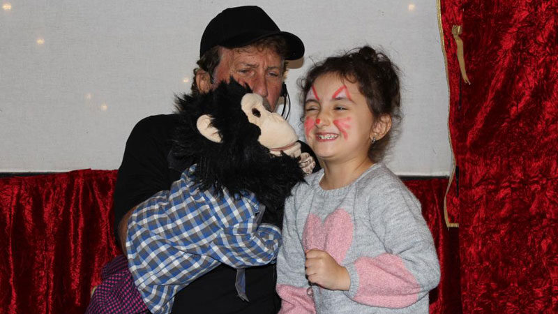 Oyuncu Cahit Kaşıkçılar, "Çita" ismini verdiği kukla maymunu karnından konuşturarak