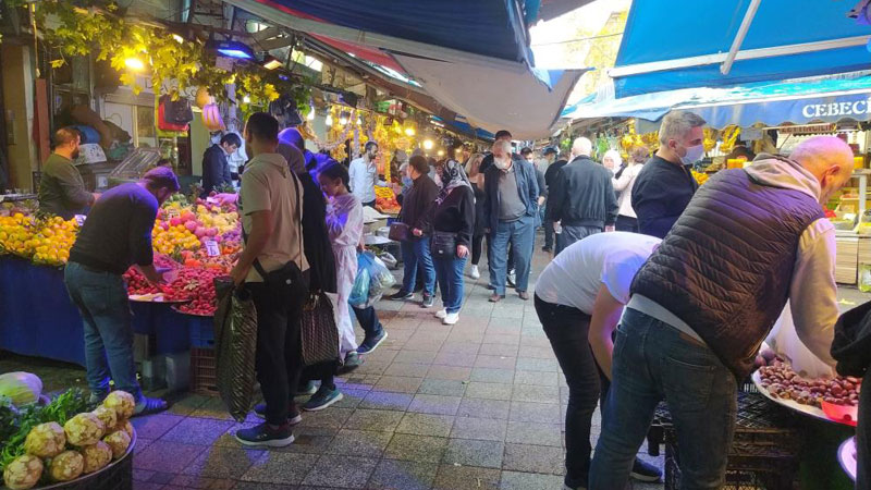 Bursalılar pazarlara akın etti Bursalılar pazarlara akın etti