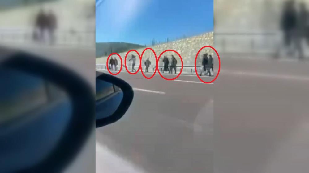 Görüntüler Bursa-İzmir otobanından… Afgan göçmenler kamerada