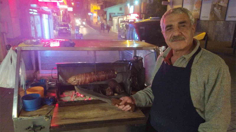 Bursa’da 42 senedir bu kaldırımdan ayrılmadı