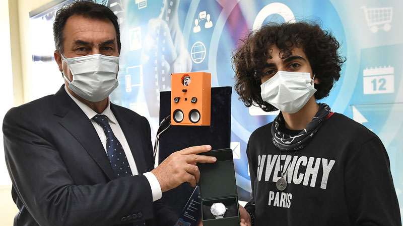 Dündar, TEKNOFEST birincisi öğrenciyi ödüllendirdi