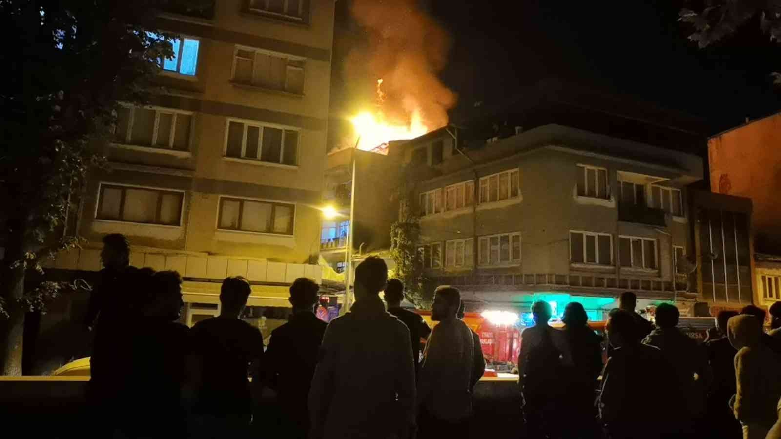 Bursa’da gece yarısı panik anları! Mahalleli sokağa döküldü Bursa’da gece yarısı panik anları! Mahalleli sokağa döküldü