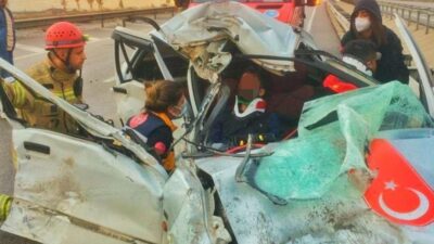 Bursa’da yağış kaza getirdi! Araçta sıkışan 2 kişi böyle kurtarıldı…