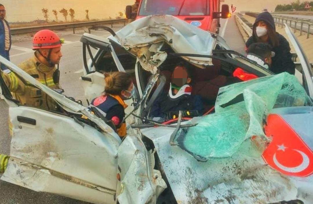 Bursa’da yağış kaza getirdi! Araçta sıkışan 2 kişi böyle kurtarıldı…