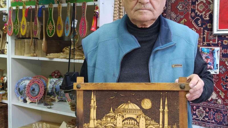 Ayasofya’yı sanata dönüştürdü Türkiye’nin tarihi eserlerini yakma tekniğiyle resmeden sanatçının eserleri büyük ilgi
