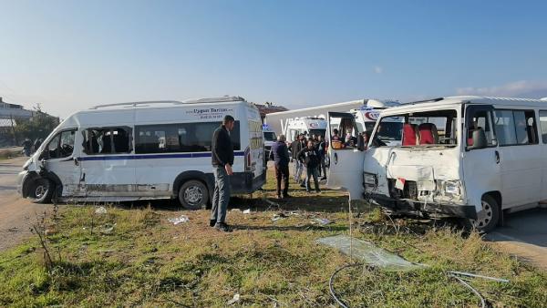 Bursa’da minibüsler çarpıştı! 17 yaralı Bursa’da minibüsler çarpıştı! 17 yaralı
