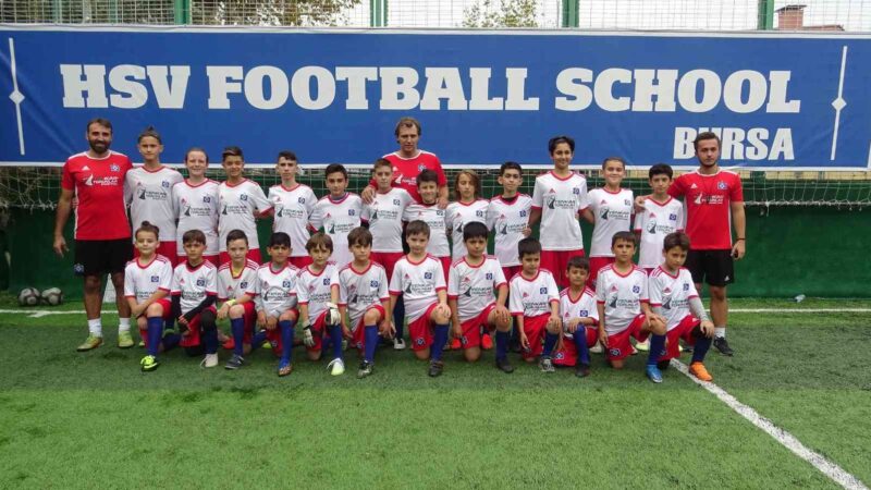 Almanya’nın dev kulübü HSV Hamburg’un Bursa’daki futbol okulunda top koşturan