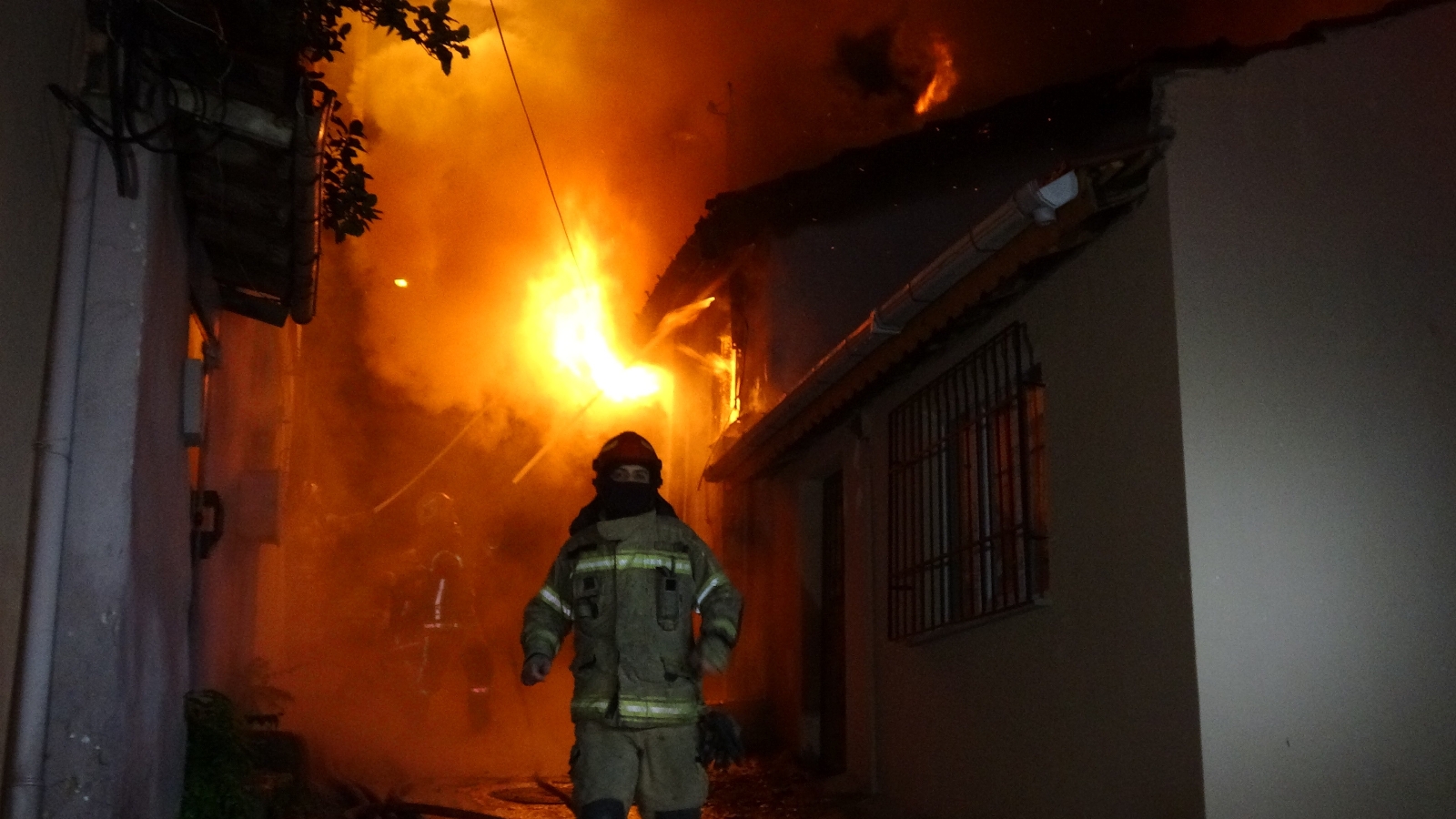 Bursa’da 2 katlı bina alev alev yandı Bursa’da 2 katlı bina alev alev yandı