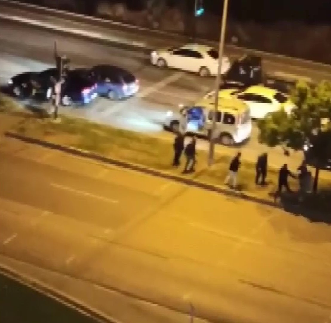 Bursa’da cadde ortasında meydan muharebesi! Bursa’da cadde ortasında meydan muharebesi!