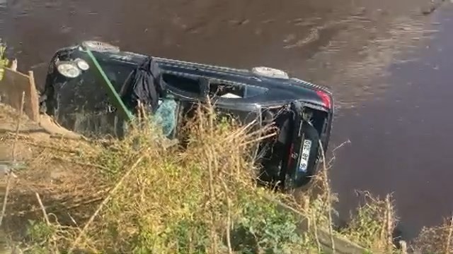 Bursa’da otomobil dereye uçtu