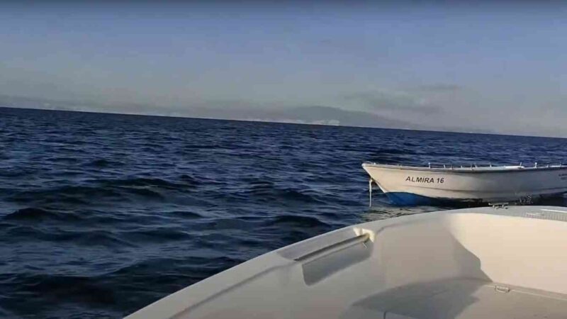 Bursa’da bir kişi, denizin ortasında bulduğu tekneyi karaya çekerek sahibinde