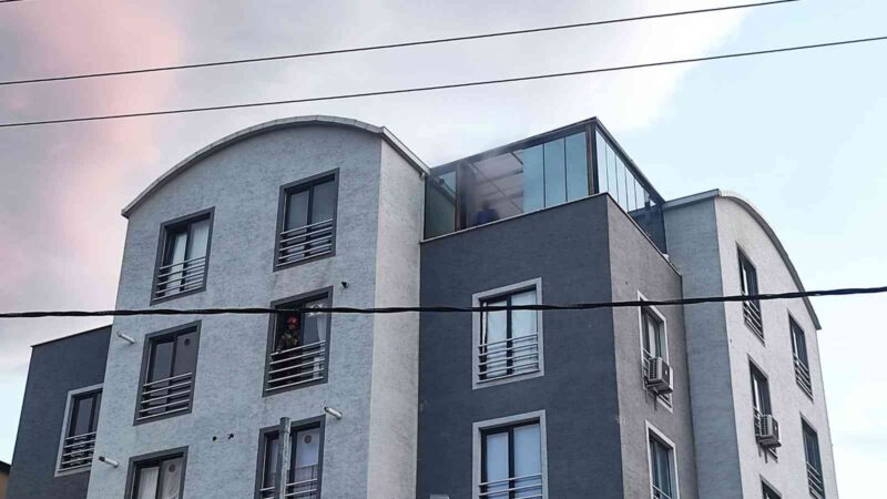 Bursa’da korkutan yangın Bursa’nın Kestel ilçesinde bir apartmanın en üst katında çıkan yangın