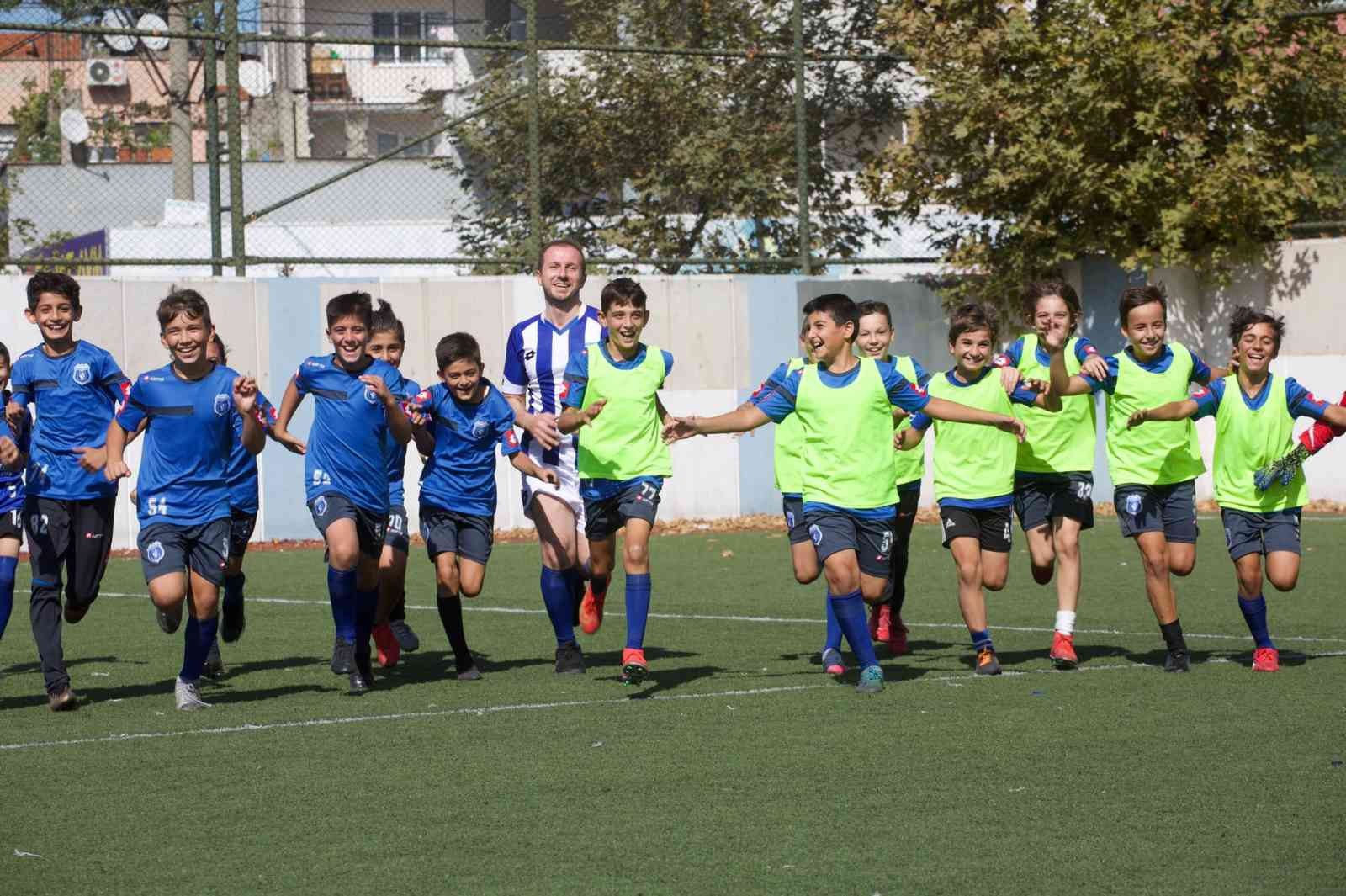 Bursalı vekil formayı giydi, çocuklarla idmana çıktı