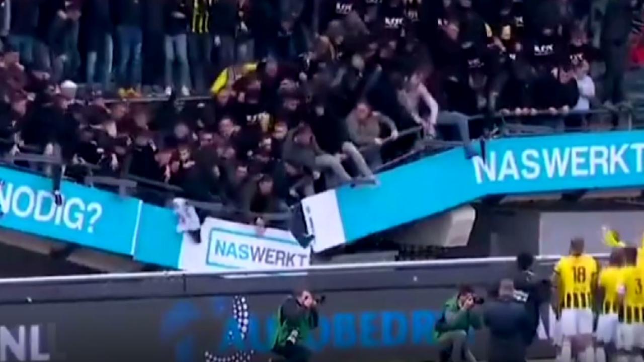 Tribün çöktü, taraftar aldırmadı Tribün çöktü, taraftar aldırmadı