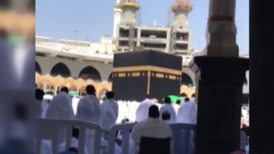 Kabe’de sosyal mesafesiz ilk cuma namazı