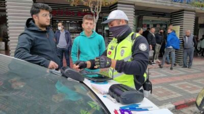 Bursa’da kask takmayan motosiklet sürücülerine ceza kesildi