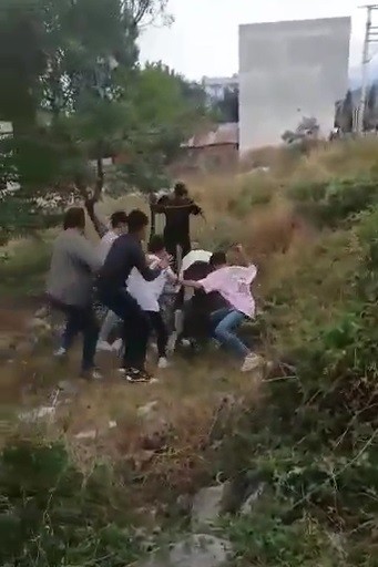 Bursa’da liseliler birbirine girdi! Yumruklar ve tekmeler…