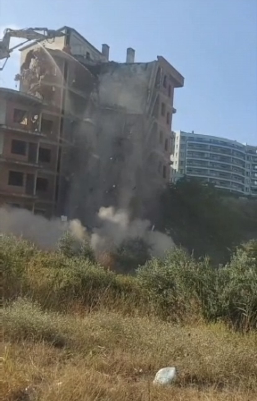 Bursa’da faciadan dönüldü! Bina böyle yıkıldı