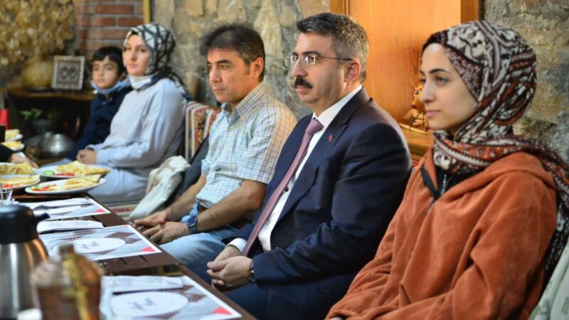 Kritik edebiyat sohbetleri devam ediyor Kültür ve sanat alanında birbirinden önemli projelere imza atan Yıldırım