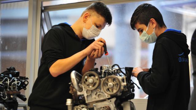 Yerli otomobilin ‘geleceği’ Bursa’daki bu okulda yetişiyor Yerli otomobilin ‘geleceği’ Bursa’daki bu okulda yetişiyor