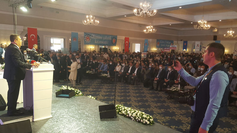 Kadın eli değdi! Bursa’da ‘düğün’ gibi kongre