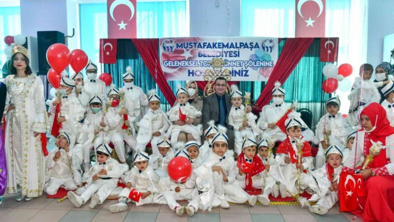Mustafakemalpaşa’da çocuklar çifte bayram yaşadı Mustafakemalpaşa Belediyesi'nin bu yıl 6.'sını düzenlediği toplu sünnet şöleninde 28