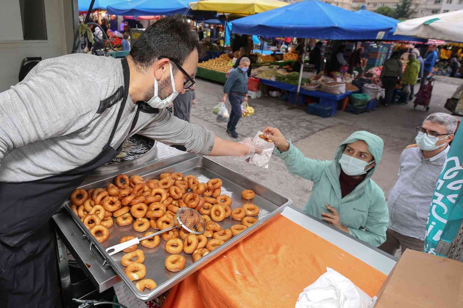 Nilüfer’de Mevlit Kandili’nde vatandaşlara lokma ikramı