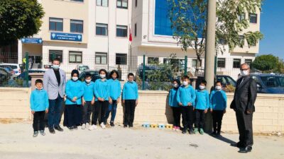 Bursa’da öğrencilerden can dostlarına mama ve su