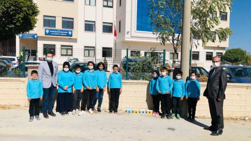 Bursa’da öğrencilerden can dostlarına mama ve su Bursa’nın Büyükorhan ilçesinde öğrenciler, 4 Ekim Dünya Hayvanları Koruma Gününde,
