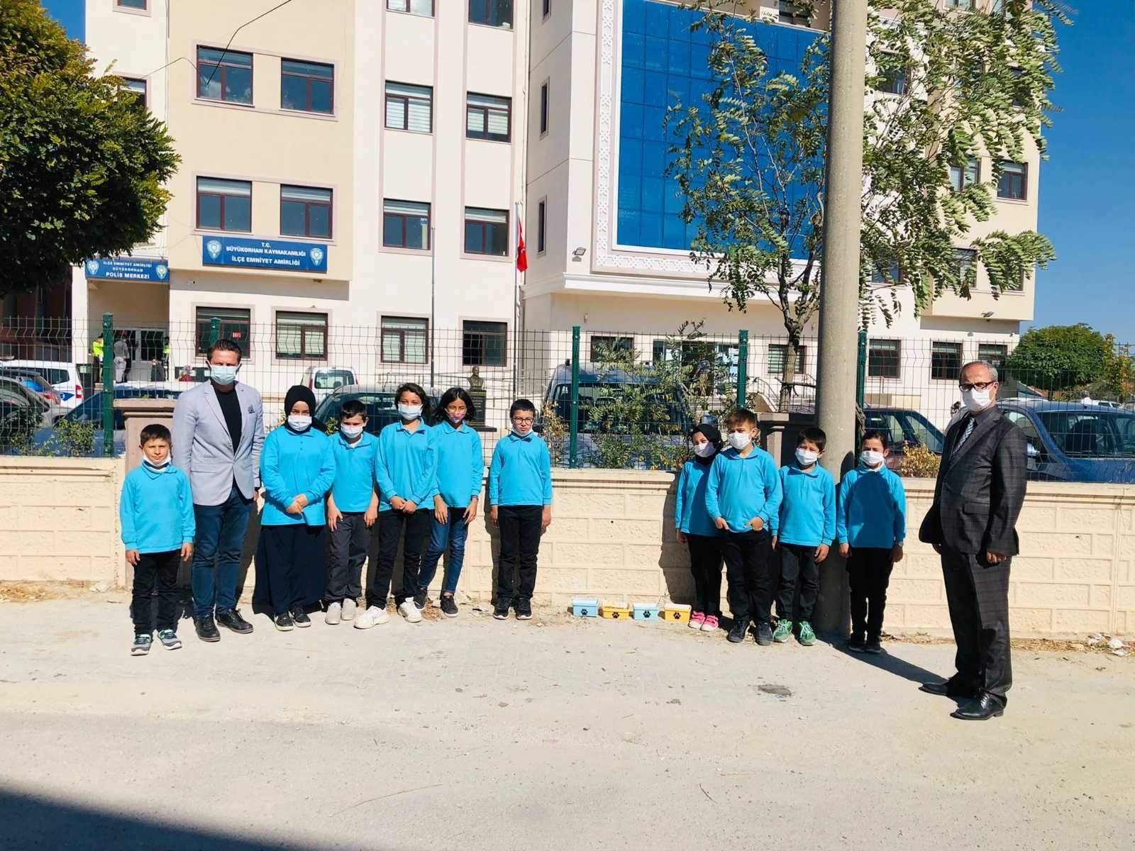 Bursa’da öğrencilerden can dostlarına mama ve su Bursa’da öğrencilerden can dostlarına mama ve su