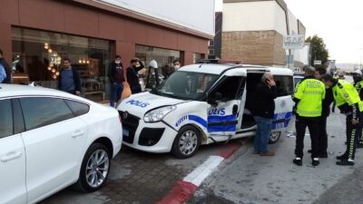 Bursa’da otomobil ile polis otosu çarpıştı: 2’si polis 3 yaralı