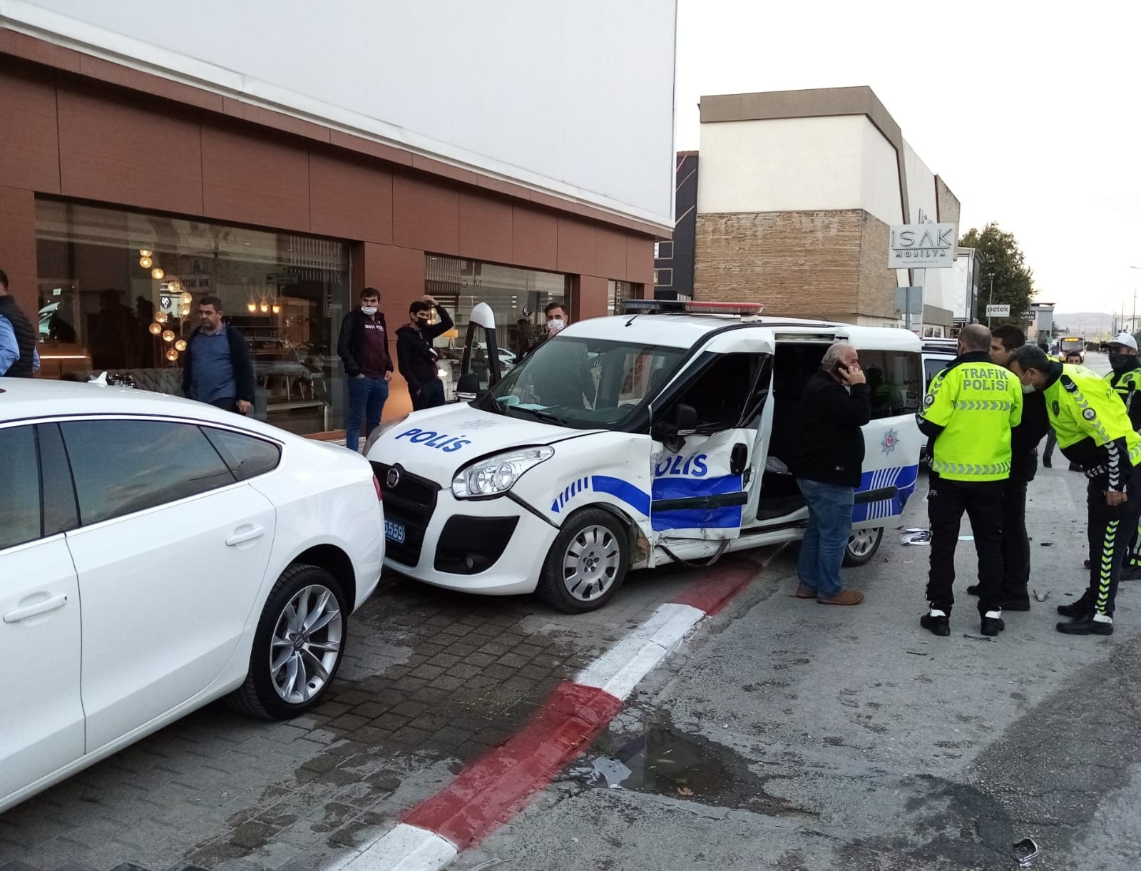 Bursa’da otomobil ile polis otosu çarpıştı: 2’si polis 3 yaralı