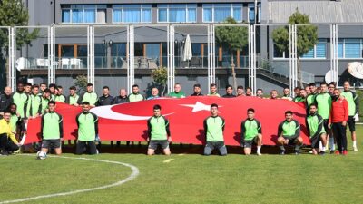 Bursasporlu futbolcular dev Türk bayrağı açtı