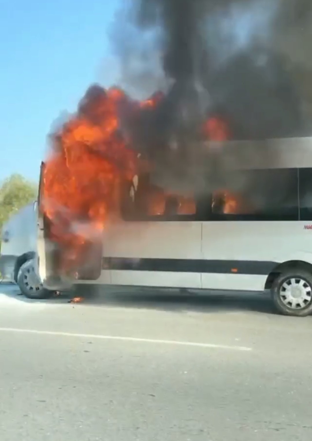 Bursa’da seyir halindeki minibüs alevlere teslim oldu