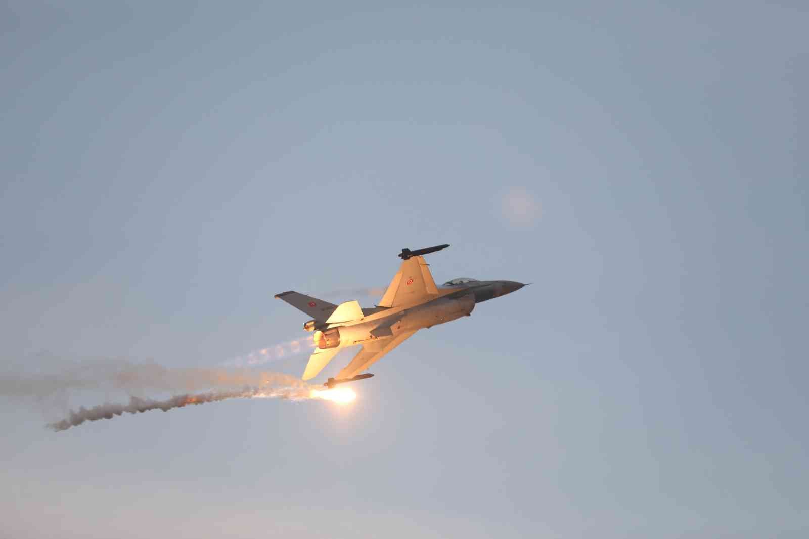 SoloTürk mütarekenin 99’uncu yılında Mudanya’da nefes kesti SoloTürk mütarekenin 99’uncu yılında Mudanya’da nefes kesti