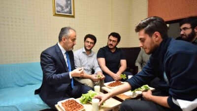 Bursa’da üniversiteliler su indirimini çiğ köfte partisiyle kutladı