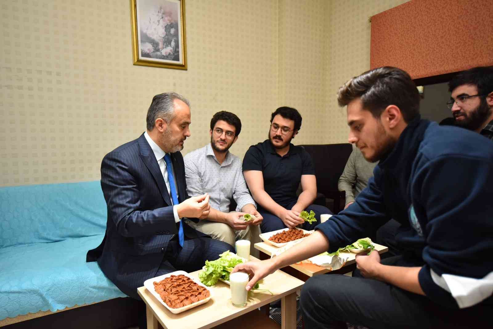 Bursa’da üniversiteliler su indirimini çiğ köfte partisiyle kutladı