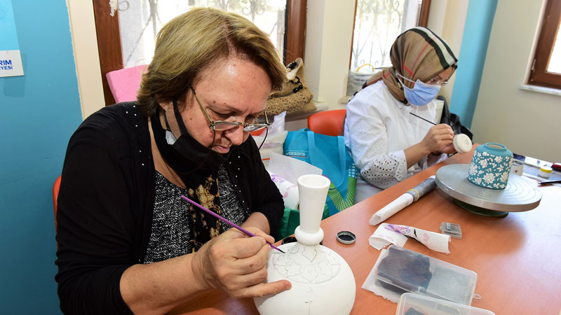 Yıldırımlı kadınlardan çini sanatına yoğun ilgi Yıldırımlı kadınlardan çini sanatına yoğun ilgi