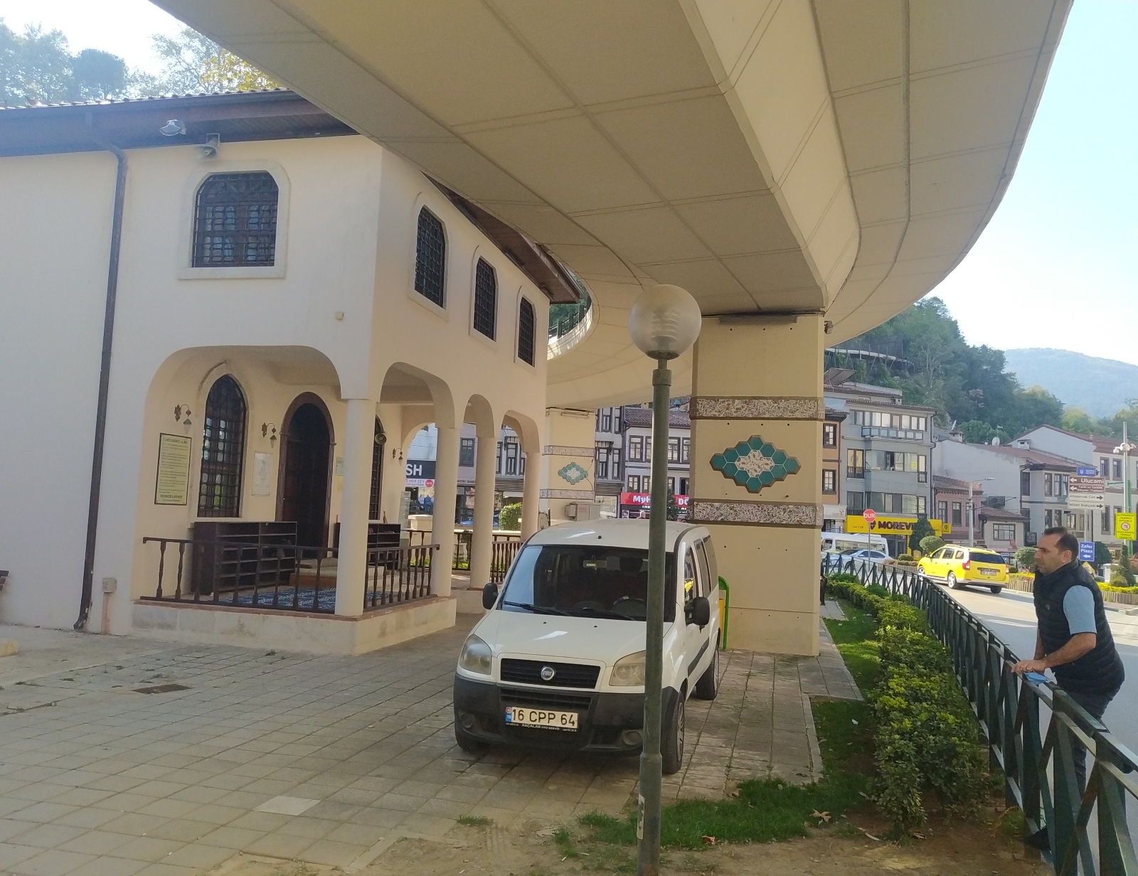 Bursa’da yol ortasındaki bu caminin yolu yok