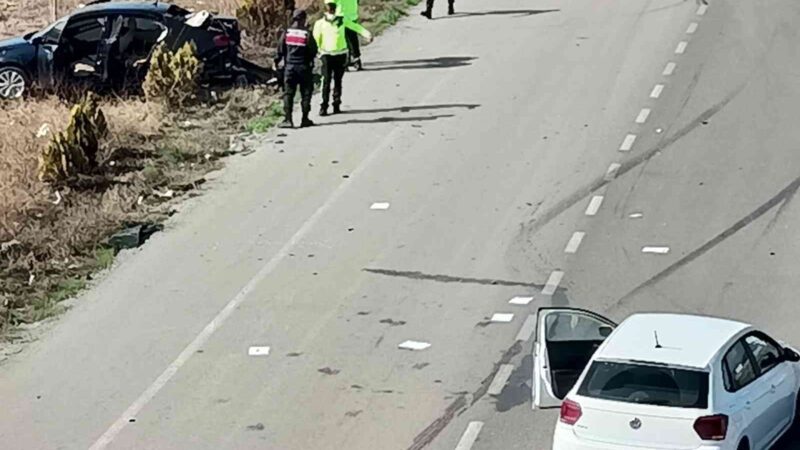 Bursa’da yolun ortasında durdu, refüje uçtu Bursa'nın Mustafakemalpaşa ilçesinde iki aracın karıştığı trafik kazasında 3