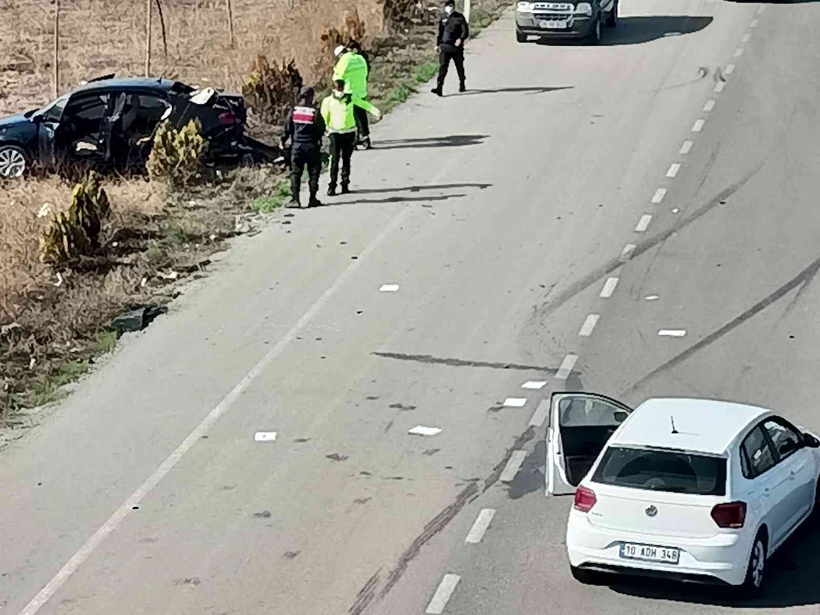Bursa’da yolun ortasında durdu, refüje uçtu