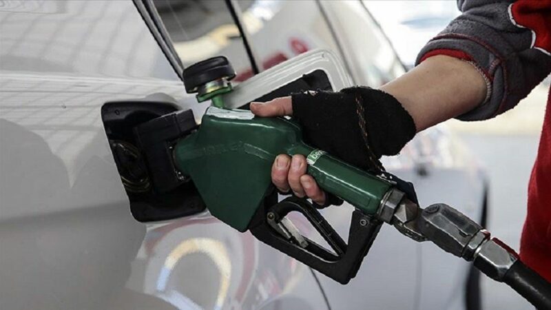 Benzinin litre fiyatına gece yarısından geçerli olmak üzere 52, motorinin