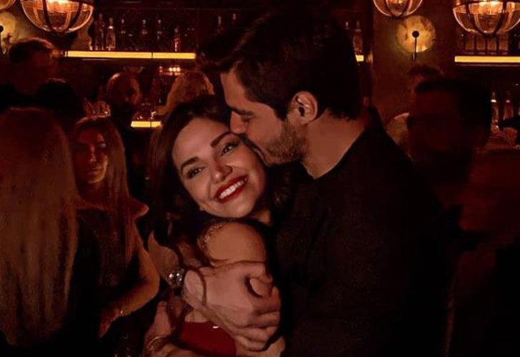 Berk Atan sevgilisi Selin Yağcıoğlu’nu öpücüklere boğdu