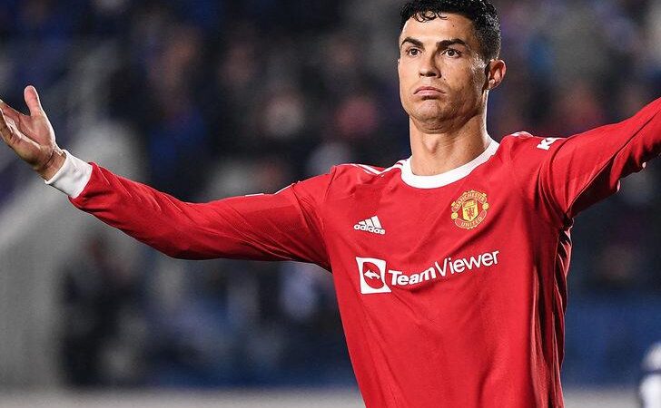 Manchester United'dan gelen teklifi takım çalıştırmak istemediğini söyleyerek reddeden Zinedine
