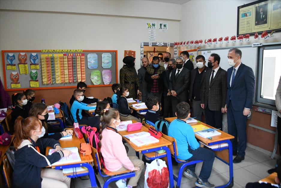 İnegöl Belediyesi öğrencileri kitapla buluşturuyor