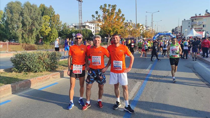 Mersin’de düzenlenen Toroslar Uluslararası Yarı Maratonuna katılan İnegöl Belediyespor atletizm