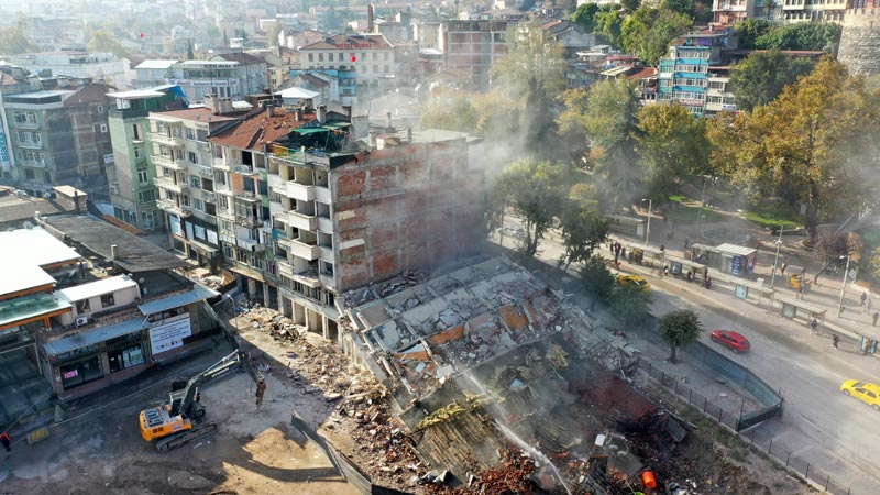 Bursa’da tarihin önündeki engeller kalktı! Tek tek yıkıldılar